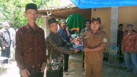 Penyerahan akta kematian almarhumah Ibu Mukinem